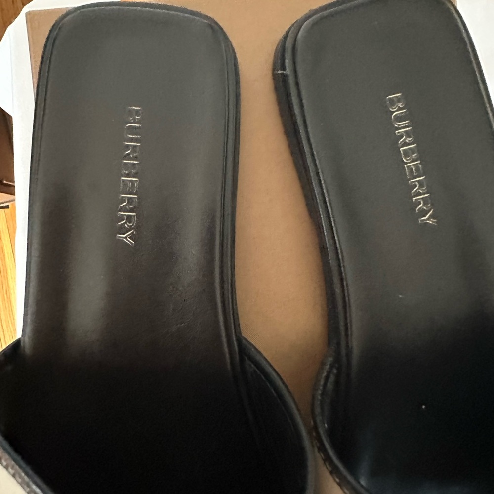 🌸CLOSET BLOWOUT🌸🌸 Burberry Black and Beige Slides size 41 - Picture 11 of 11
